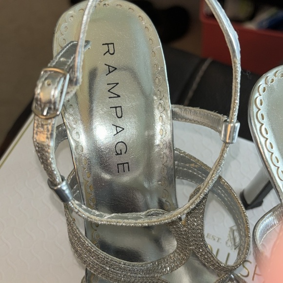 Rampage Women’s Silver Glitter, 7 1/2M like new - Picture 3 of 10